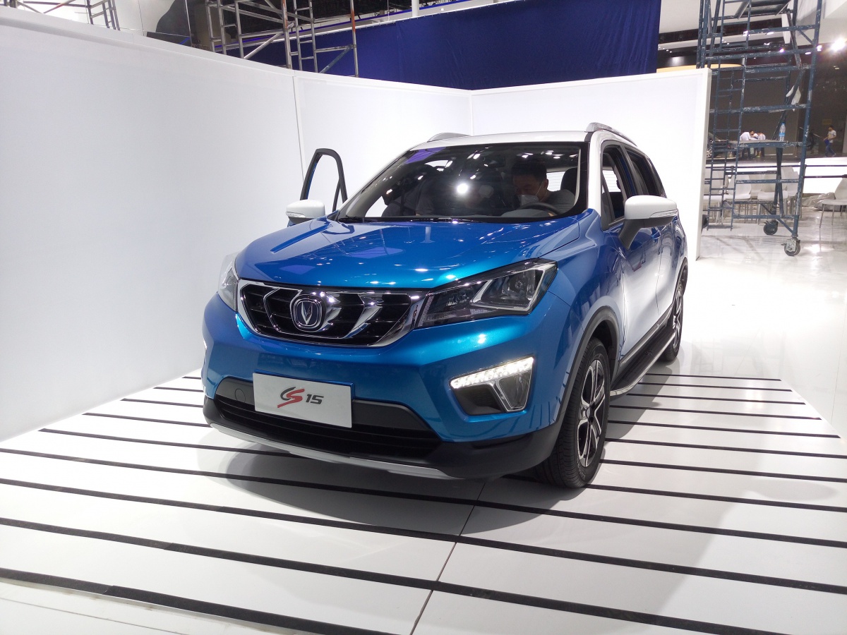 探馆遇到了蓝色的长安cs15,不少汽车老湿都在拍拍拍,抢先看下.