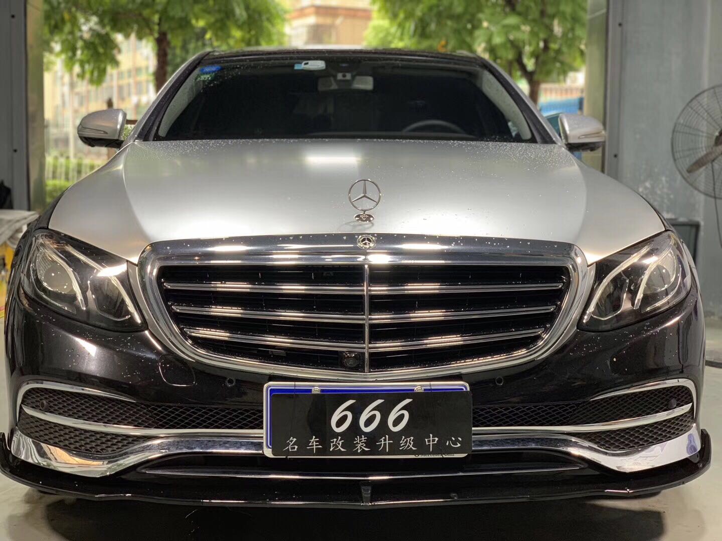 奔驰e级w213立标双拼色贴膜前杠镀条装饰前铲有点像迈巴赫的样子