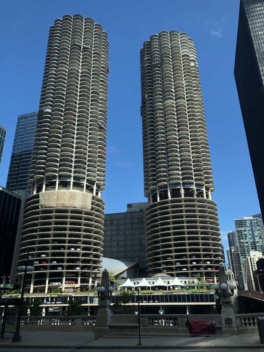 1,芝加哥的玛丽娜城(双玉米楼停车场),女司机停车要小心了  2,川普