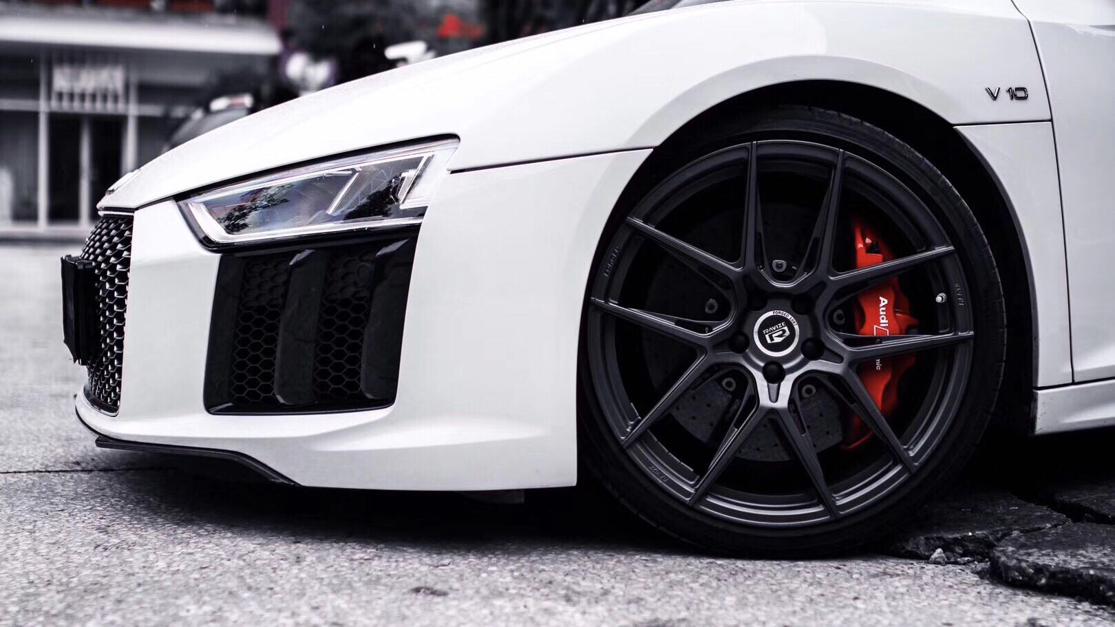 出镜:audi r8 plus br /> 改装:ravize锻造轮毂 br /> 维修厂蹲点拍摄