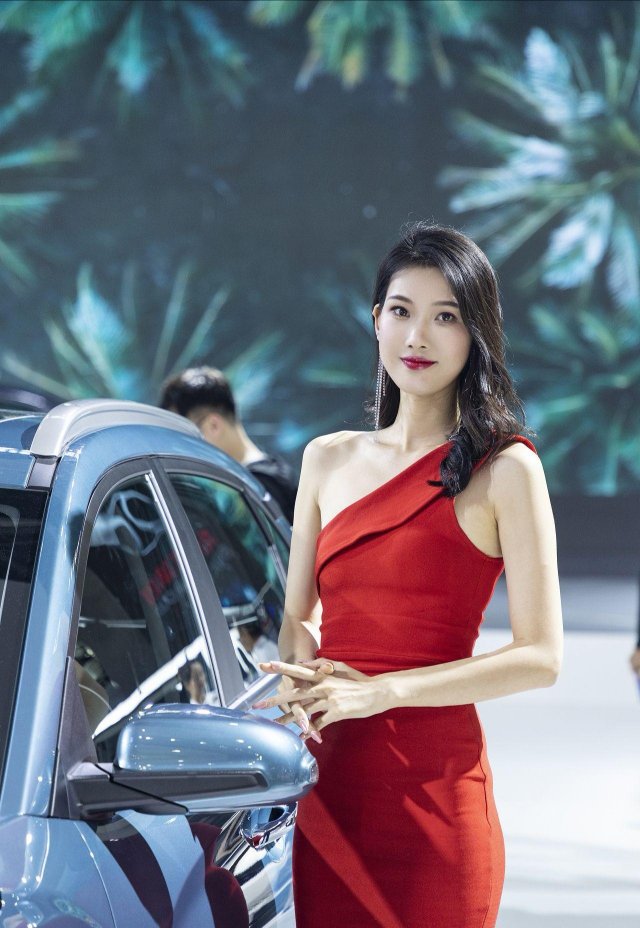 再分享一组漂亮的车模小姐姐仅供欣赏