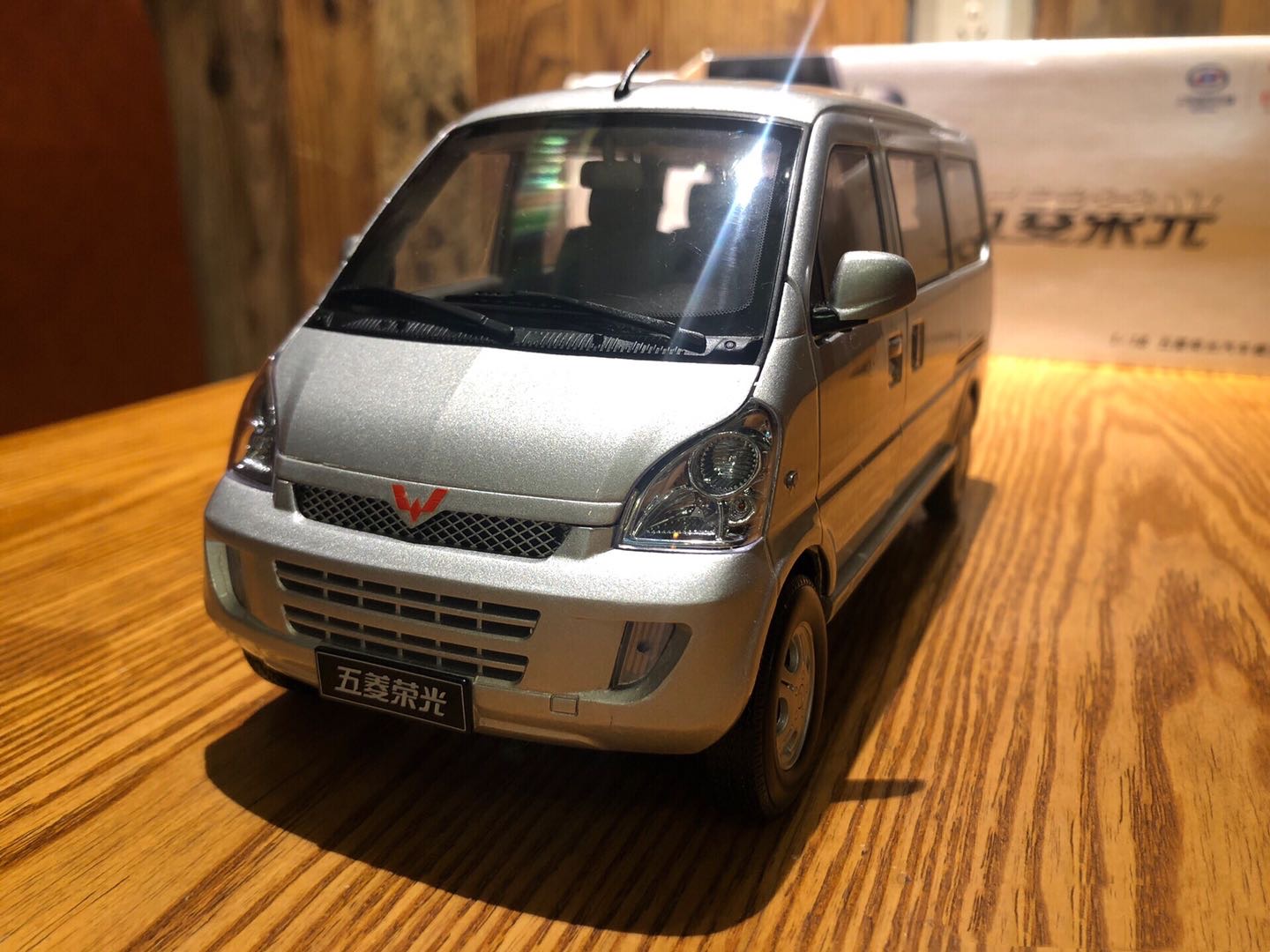 五菱荣光车模型1:18 银色,收藏车模型是种兴趣爱好,收藏旧车模型,更是