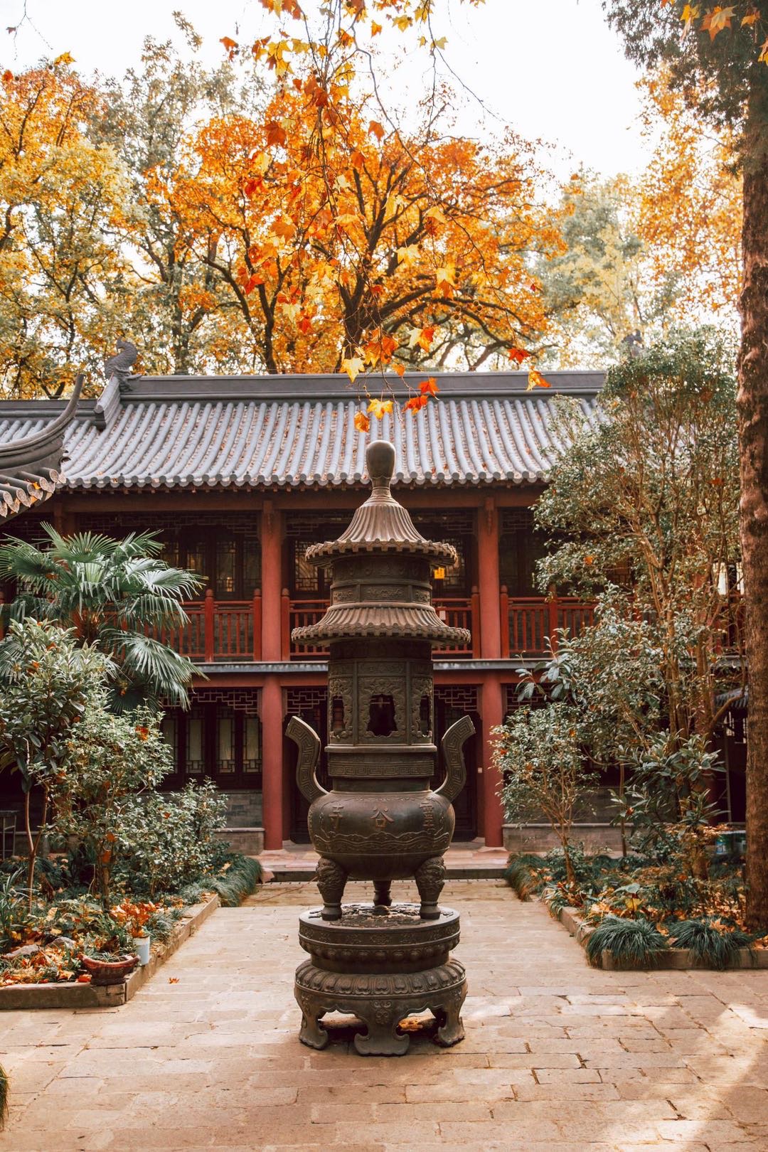 南京灵谷寺——慢慢游走,踏过落叶,已然进入了灵谷胜境,正殿一大雄宝