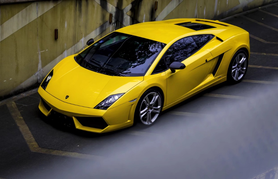 黄色小牛盖拉多 兰博基尼经历了那么多车型,一款比一款大气,这老款