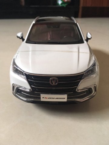 【模型名称】:长安CS85
【模型品牌】:原厂
【模型比例】:1:18
长安cs85是长安新出的一款轿跑suv,新车采用Coupe的造型设计。外观设计风格年轻动感!
底盘也比一般轿车高,一般烂路还是轻松可以过去的,动力完全满足日常需求,加速性能也很不错,轻松超车。内饰也用了比较好的材料,显着很是高端大气上档次,运用的是电子挡杆,操作十分方便,车后排座椅可以完全放倒,载一些大的货物完全没有问题。