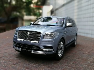 【模型名称】林肯领航员汽车模型
【模型品牌】原厂
【模型比例】1:18
这款模型整体做工质感确实不错,漆水靓丽,份量很足,这也体现了美系车型一贯作风,厚重扎实!从模型能够清楚的看到外观反正大气,内饰座椅宽大厚实。这款车模型给人一种高大威猛之势!