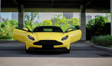 远看像留着小胡子的英伦绅士
骚黄 Aston MartinDB11