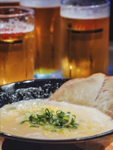 🍜如果要问 日本 美食之城在哪里,那必然会首选 福冈 了
而来 福冈 的人多半会选择去吃屋台。就是那种路边摊吃起来才够味
福冈 的屋台有差不多124间占 日本 全国的40%,其中中央区和博多区比较多
屋台是指 日本 传统街边小吃店,一般没有正式名称,屋台并不是移动贩卖车而是用长桌围着老板,然后进行点餐
🍡有情有义的博多屋台类似国内的大排档
从傍晚一直营业到凌晨,为深夜归家的人提供热腾腾的饭菜小吃。话说是 日本 战败后物质缺乏,全国就出现了很多屋台,但是现在基本已经看不见了,不过 福冈 还有哦。
📍地址:地铁中洲川端站,在河边风景很好
屋台最有特色的小吃有烤鸡肉串, 关东 煮和最有名的以猪骨汤和相对较细面条为特色的博多拉面⏰营业时间一般是晚上6点到凌晨2点,天气不好的时候除外。很多摊位一个星期会休息一天,一般都是在星期天
🔻博多拉面是 日本 三大拉面之一,是 九州 豚骨拉面( 熊本 、久留米等地)最有名的一支。到 福冈 来不吃拉面简直就是白来!
博多拉面之所以好吃,是因为汤底是100%的猪骨头炖出来的,而且是长时间的慢炖,所以味道特别的浓厚鲜美!看那白色的汤底就觉得味道一定不错
博多拉面的标配基本上都是面、大片猪肉、鸡蛋、海苔等,属于光看着就很有食欲,闻到就会流口水的那一种
🔻关东煮可是在 日本 冬天,最人气的美食之一
晚上下班的 日本 人,可能是因为电车和公车里很温暖的缘故,下了车回家的路上反而更感到寒气凌人,而辛苦了一天肚子也空空的,在这种时候最想吃的就是那简单,又温暖人心的 关东 煮
🔻博多一口饺子
在铁锅上煎的饺皮带著些焦脆的模样,光看就觉得超可口的!
而且 福冈 的煎饺有个特色,就是体积比较小
刚好一口一个,所以也有 福冈 一口饺子的称号,一口一个真的刚刚好
博多饺子一直位居 福冈 美食排行榜前茅,与锅贴饺相似,制作方法 大同 小异。用热油慢煎,使饺子底部变得金黄酥脆,有经验的厨师能把饺子底部煎得焦黄酥脆而又不糊锅,鲜香多汁,令人垂涎欲滴。还有软糯的蒸饺,各家名店的饺子馅也各有特色
🔻听说在屋台用餐有一个潜规则
就是每个人必须点一份饮品,这个规矩和居酒屋是一样的
虽然没有规定最低消费,但是入座后占了店家的一个座位,就需要点一杯饮品
一般按 日本 人的习惯是点一杯生啤,如果你不喝酒也可以给店主说点饮料
简单的味美,就掳获我们的心,而店裡充满欢乐的气氛
是当地上班族下班后的爱店,大家辛勤一天后,在这裡填饱肚子
又能开心的与朋友们把酒言欢,气氛很热闹哟!
🌟另外屋台已经支持支付宝和微信付款啦!非常方便!
