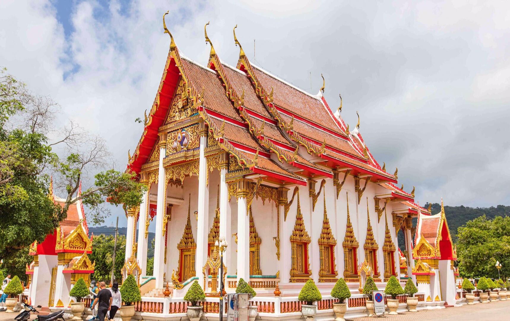 泰国普吉岛之行,唯一参观的寺庙就是查龙寺