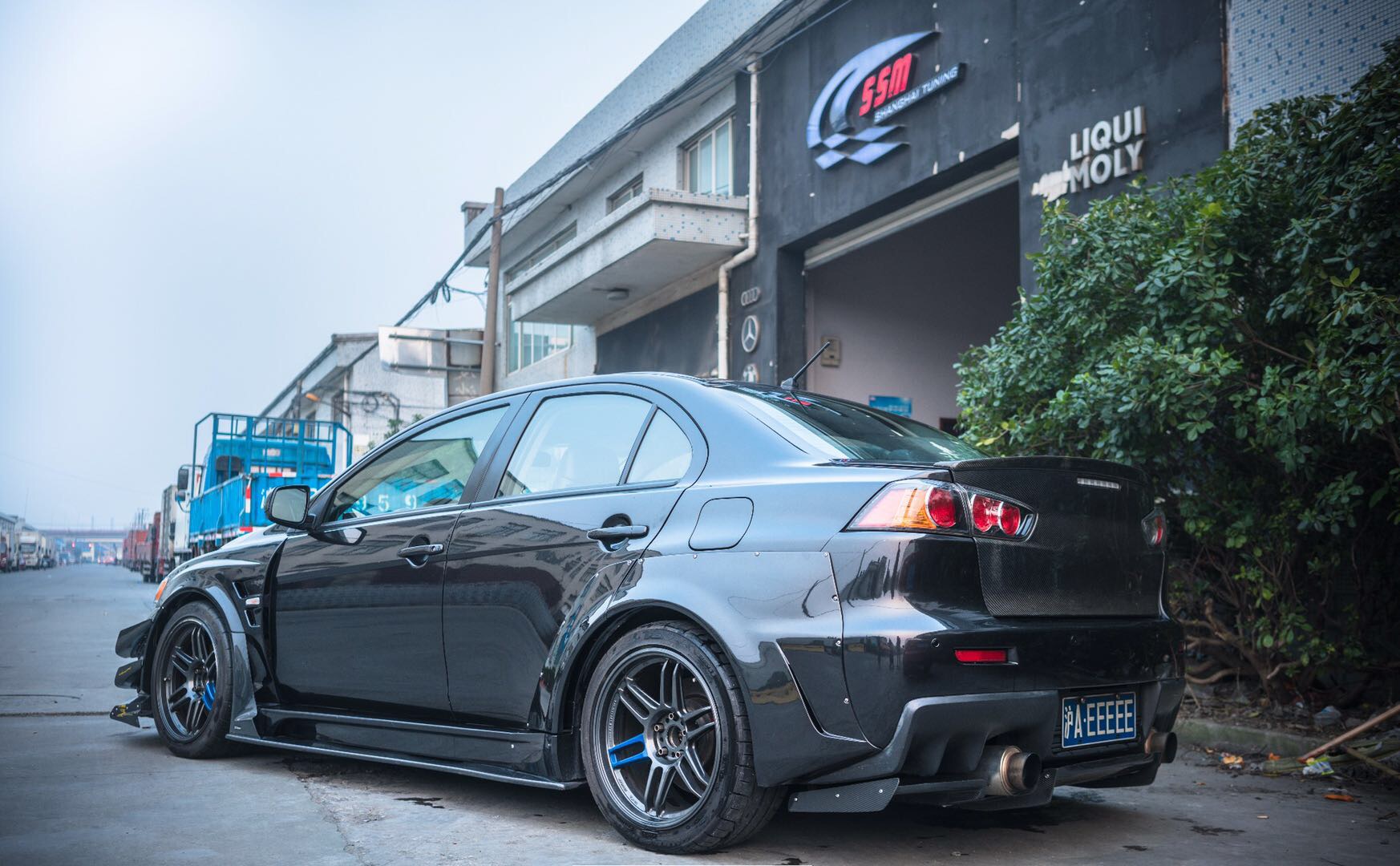 经理圣物的绝唱~三菱evo 10代(2) br /> 加装了varis包围,使整车看