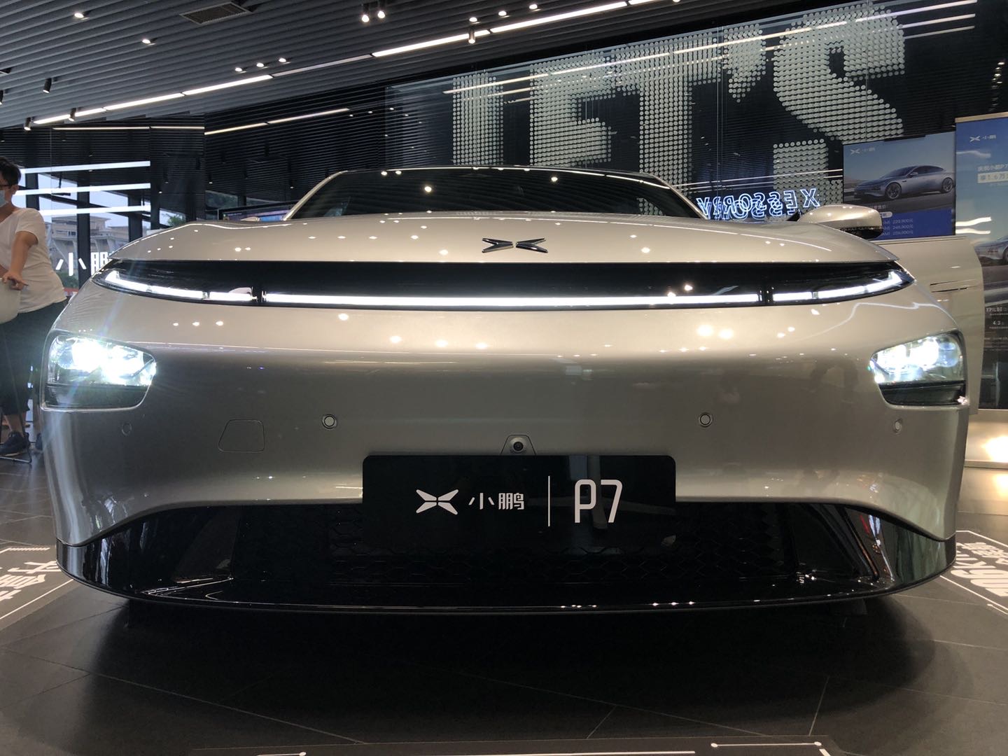 小鹏p7新车到店,新鲜实拍 br />  br /> 整体外观,整个车身曲线很流畅