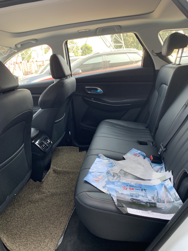 长安欧尚x7整体看起来还是非常大气上档次的空间大省油实用是很不错的