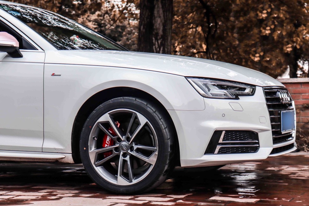 奥迪a4l一套刀锋轮毂一套红色卡钳罩点缀运动感爆棚