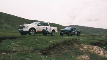 #一万种征途 福特皮卡野奢营地# 翻越高山,穿过戈壁,F-150 LTD车队继续前行。花土沟镇往西数十公里,在那鸟兽尚且不敢靠近的荒野深处,我们找到了传说中的“恐怖之眼”…艾肯泉!