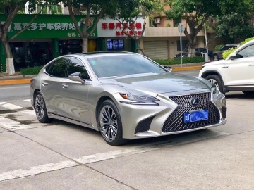 雷克萨斯LS500h 行政版
360环影,感应电动尾门
电吸门,后遮阳帘,后排座椅通风加热
顶级马克莱文森音响,灵光切子饰板
雷克萨斯最顶级的D级车,东方豪华舒适的巅峰之作