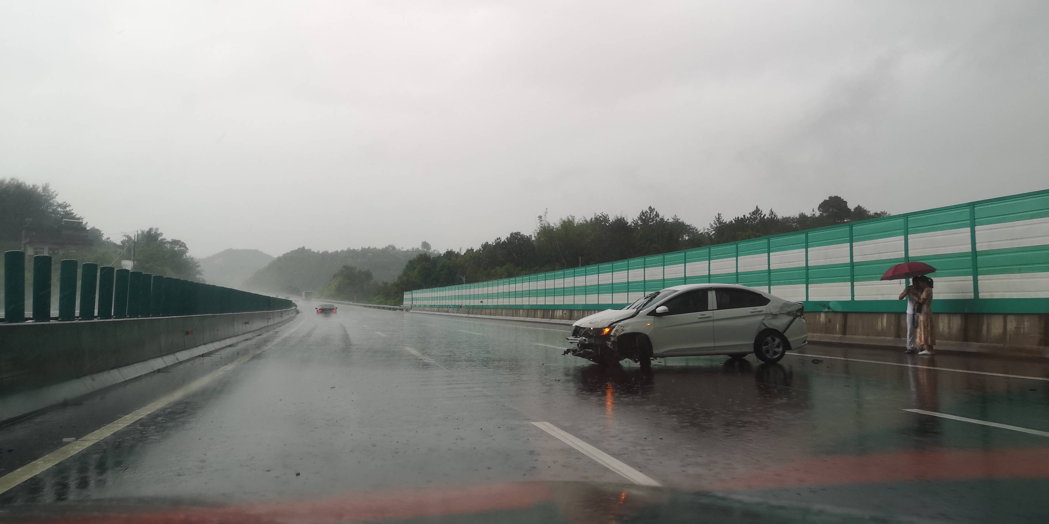 雨天路滑视线不良请注意行车安全