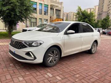 家庭代步为主,10万预算选择新车还是二手车,个人建议选择新车,因为二手车虽然车辆价格合适,不过二手车市场鱼龙混杂,很容易上当受骗买到泡水车或者事故车,这个价位新车可以考虑捷达VA3,捷达独立上市首款三厢紧凑型轿车车型,流线做工技术都不错,搭载1.5l的排量适合日常所用七个多油左右,家用可以满足,价格在接受范围内。