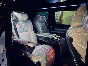 雷克萨斯LM300H
唯一的遗憾就是这台不是4⃣️座版少了后排隔断
精致的内饰设计和白色专属配色加上雷克萨斯在人们心中的地位造就了这台雷尔法
你们觉得花200w买台大面包真的值得吗?