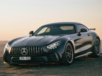 维权无果？车主当场把200万的车给烧了！