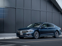 配空气悬架/丹拿音响/超豪华后排 试驾大众辉昂