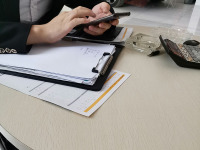 8万元轿跑一车难求？教授去4S店一探究竟