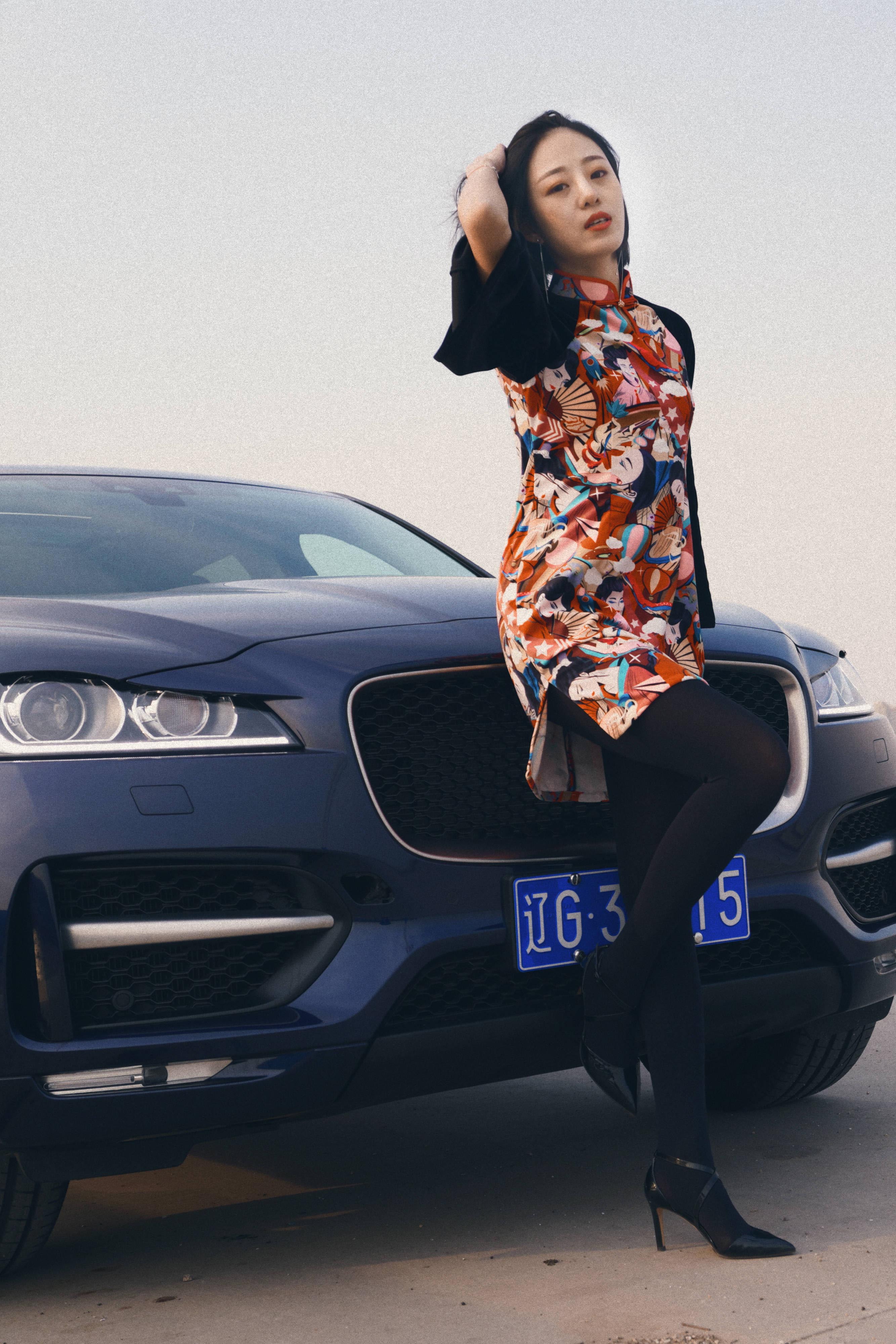 黑丝美女与英伦豪车的碰撞:捷豹f-pace