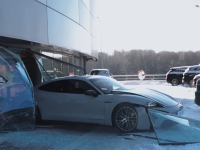 先后毁掉近四百万豪车 是有钱任性还是为搏眼球？