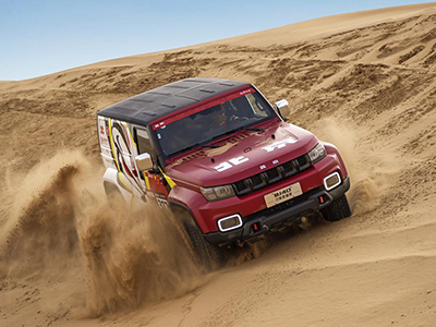 顶格专业越野！售价16.99—20.49万元，BJ40刀锋英雄版上市