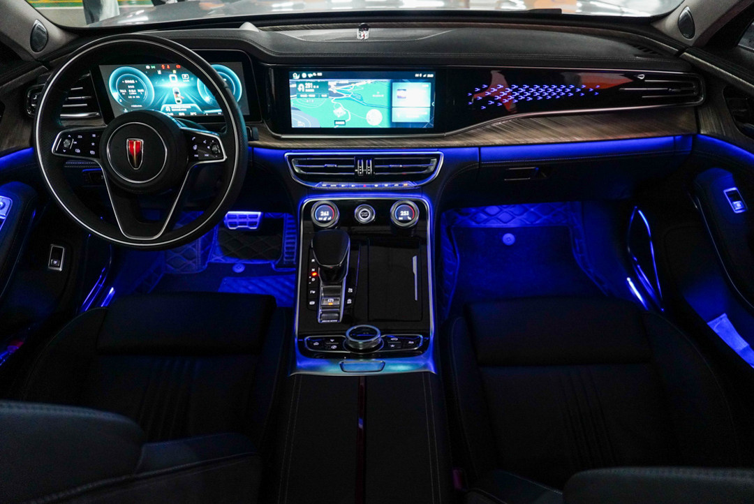 基本看得见的地方都能亮起来,如果说奔驰氛围灯是"夜店",那么h9这个