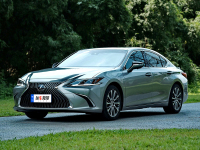 新款雷克萨斯ES亮相！外观更犀利 内饰更具科技感