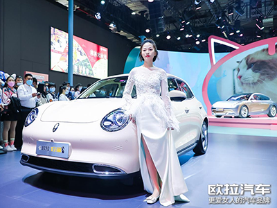 化身Super Model演绎复古T台大秀！欧拉好猫喵小主嗨翻魔都车展