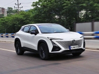 长安UNI系列即将迎来首款轿车 或将对飚领克03