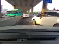 不仅实线变道 还抽烟挑衅！被撞后直呼舒适 网传还被判了全责