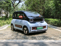 精神小伙标配！6种颜色+305km续航 这样的小车我爱了