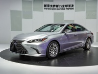 新款雷克萨斯ES上市 29.49万元起!最大提升居然是车机?