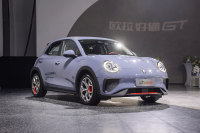 不到14万 续航480km 还有个性运动外观！这款精致可爱的小车也有野性的一面！