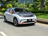 大城市出行新选择 试驾比亚迪海豚