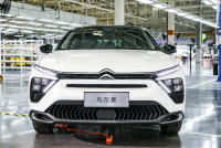 法系车“诚意之作”!不到15万 配备全景天窗+ 全液晶仪表盘