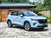 2750mm越级轴距 抢先实拍五菱首款银标SUV  9月份正式上市！