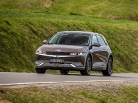 3米轴距+600km续航 海外试驾现代IONIQ 5 这才是特斯拉杀手！