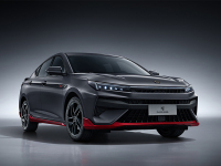 车长接近4米8 1.5T马力184匹还有10英寸大屏 这国产新车仅9.88万就过分！