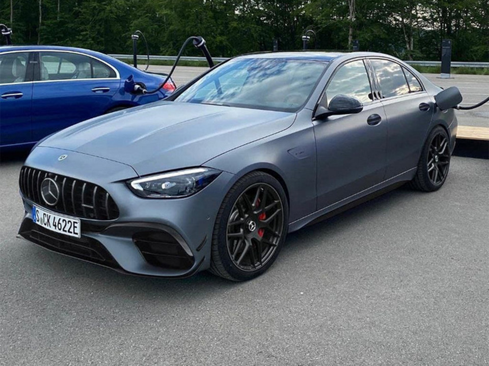 但也有外媒率先曝光了c63四门轿跑版的实车街拍图,相信将于c旅amg不会