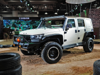 改装BJ40战场装备丰富到爆棚，战狼看了直呼内行！