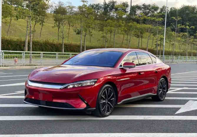 运动车型的轿车