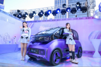 广州首家五菱直营店开业，跨年霸屏广州塔   