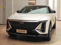 33吋曲面屏太炫酷！这款拉风座驾在商场里就能摸到！