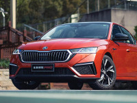 2拳腿部空间！还有后排出风口 这些12万级合资很舒适！