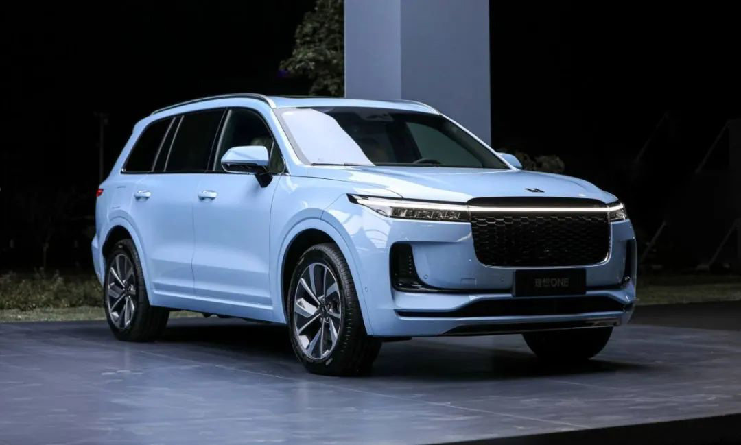 全新国产全尺寸SUV！宝马引擎+空气悬架，还带冰箱和家庭影院！
