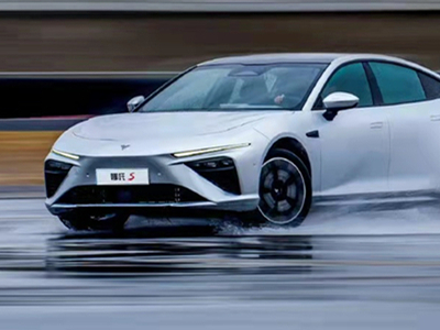 平替小鹏P7？哪吒全新轿跑 4联屏+2激光雷达 续航超700km 还有增程版！