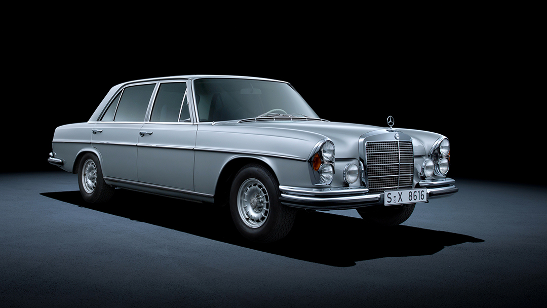 而在w111/w112 1959年至1971年跨度巨大的生产时间中,奔驰还推出了